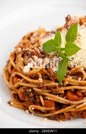 Spaghetti mit Bolognaise-Sauce auf Weiß Stockfoto