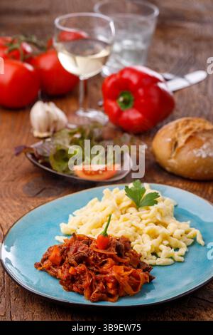 Szeged Gulasch auf dunklem Holz Stockfoto
