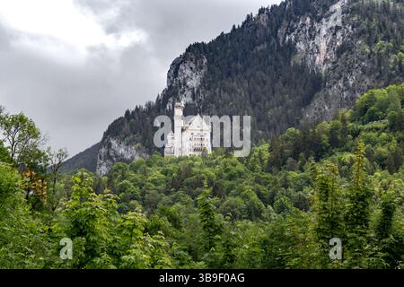 SCHWANGAU, DEUTSCHLAND - 23. MAI 2024: Schloss Neuschwanstein ist eine der berühmten romantischen Schlösser des bayerischen Königs Ludwig II. (XIX. Jahrhundert). Stockfoto