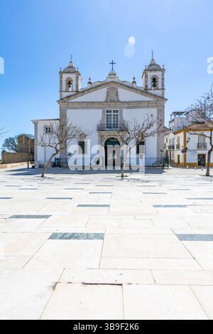 Die Kirche Santa Maria de Lagos. Ein altes historisches Gebäude mit Blick auf das Meer, blauer Himmel in Lagos, Algarve, Portugal Stockfoto
