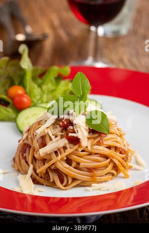 Italienische Spaghetti mit Tomatensoße Stockfoto