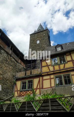 Historisches Haus und Stadtmauer mit Turm im Malerwinkel in Bacharach Stockfoto