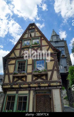 Historisches Fachwerkgebäude und Stadtturm in Malerwinkel in Bacharach Stockfoto