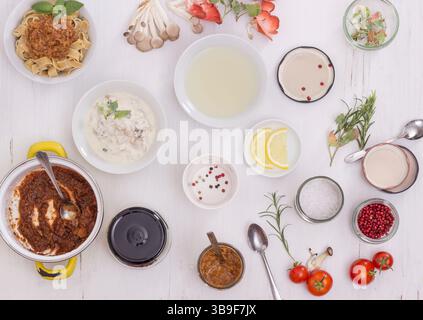 Tisch mit frischen Zutaten für die vegane Küche Stockfoto