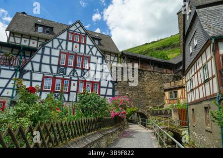 Historische Häuser und Stadtmauer im Malerwinkel Stadtteil Bacharach Stockfoto