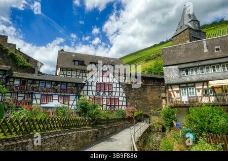 Historische Häuser und Pfad in der Malerecke von Bacharach Stockfoto