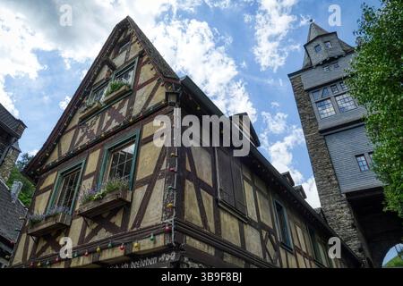 Altes Fachwerkhaus und Turm in Bacharach Stockfoto