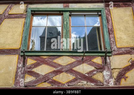 Historisches Fachwerk und Fenster in der Malerecke von Bacharach Stockfoto
