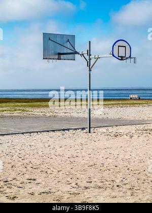 Basketballkorb am Strand vertikal Stockfoto