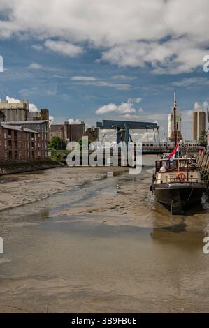 Die Liegeplätze sind im Hafen von Husum trocken gefallen Stockfoto