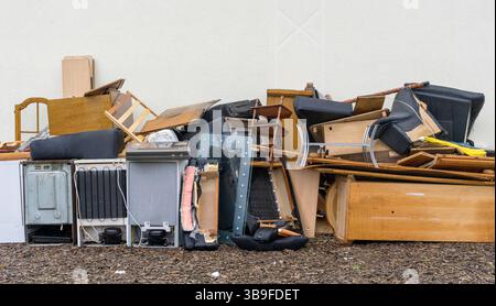 Stapel sperriger Abfälle vor einer Hauswand Stockfoto