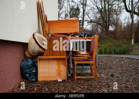 Sperriger Abfallhaufen vor einer Hauswand Stockfoto
