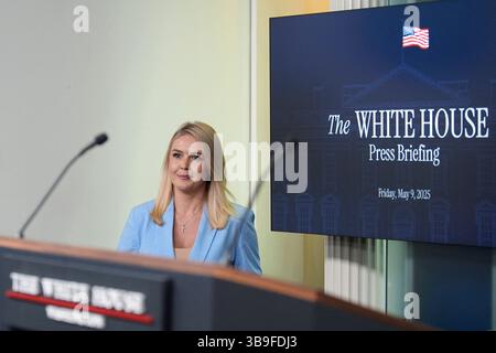 Washington, Usa. Mai 2025. Die Pressesprecherin des Weißen Hauses, Karoline Leavitt, hält am 9. Mai 2025 ein Pressegespräch im Weißen Haus in Washington ab. Foto: Yuri Gripas/ABACAPRESS.COM Credit: Abaca Press/Alamy Live News Stockfoto
