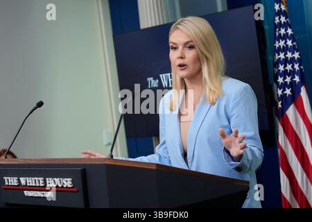 Washington, Usa. Mai 2025. Die Pressesprecherin des Weißen Hauses, Karoline Leavitt, hält am 9. Mai 2025 ein Pressegespräch im Weißen Haus in Washington ab. Foto: Yuri Gripas/ABACAPRESS.COM Credit: Abaca Press/Alamy Live News Stockfoto