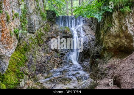 Romantischer Lainbacher Wasserfall und Bach in den Bergen bei Mittenwald Stockfoto
