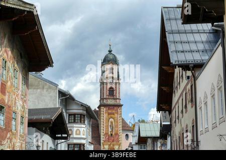 Altstadt und historischer Kirchturm in Mittenwald Stockfoto