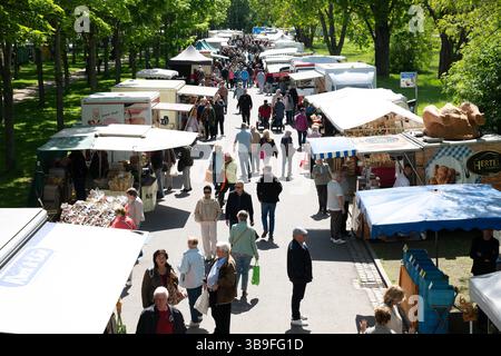 Dresden, Deutschland. Mai 2025. Die Leute laufen zwischen den Verkaufsständen am Lingnermarkt. Quelle: Sebastian Kahnert/dpa/Alamy Live News Stockfoto