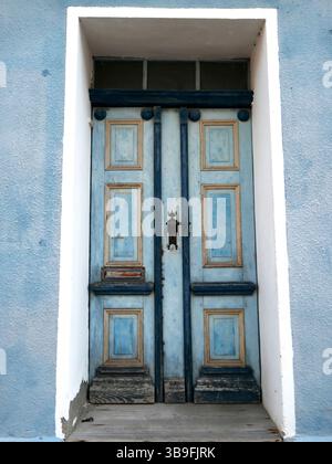 Alte blaue Haustür Stockfoto