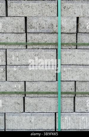 Stapel mit grauen Betonsteinen Stockfoto