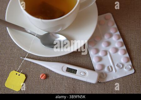 Faserthermometer, Tabletten und kalter Tee Stockfoto