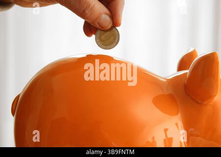 Lohnt es sich immer noch zu sparen? Stockfoto