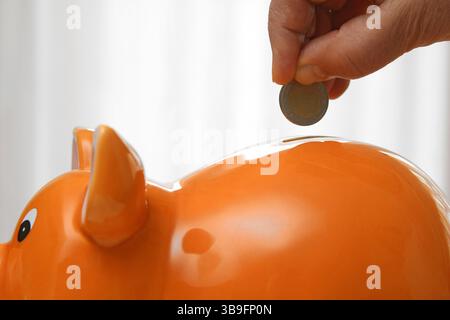 Lohnt es sich immer noch zu sparen? Stockfoto