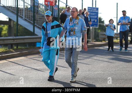 Coventry, Großbritannien. Mai 2025. Coventry City Fans begeben sich vor dem Halbfinalspiel Coventry City gegen Sunderland in der Coventry Building Society Arena, Coventry, Großbritannien, 9. Mai 2025 (Foto: Gareth Evans/News Images) in Coventry, Großbritannien am 9. Mai 2025 in Coventry, Großbritannien. (Foto: Gareth Evans/News Images/SIPA USA) Credit: SIPA USA/Alamy Live News Stockfoto