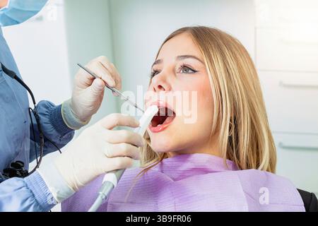 Zahnarzt mit einem intraoralen Scanner in einer modernen Zahnklinik Stockfoto