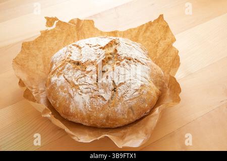 Frisch gebackenes Kartoffelbrot auf einem Ahorntisch Stockfoto