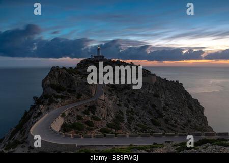 Sonnenaufgang am Leuchtturm von Cape Formentor, Mallorca Stockfoto