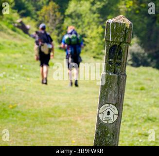Wanderer auf dem gut ausgeschilderten Cotswold Way National Trail, der durch Selsley Common bei Stroud in Gloucestershire, Großbritannien, führt Stockfoto