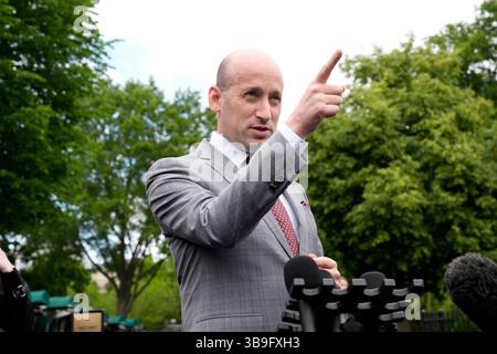 Washington, Usa. Mai 2025. Stephen Miller, stellvertretender Stabschef des Weißen Hauses, spricht am 9. Mai 2025 mit Reportern im Weißen Haus in Washington. Foto: Yuri Gripas/ABACAPRESS.COM Credit: Abaca Press/Alamy Live News Stockfoto