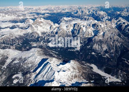 Dolomitlandschaft mit der Sella aus 4000 m Höhe Stockfoto