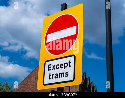 UK-Verkehrsschild, kein Zutritt außer Straßenbahnen, warnendes Verkehrsschild Stockfoto