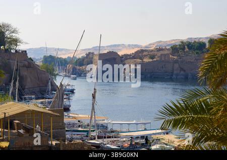 Blick auf den Nil in Assuan Ägypten mit Felukenbooten Stockfoto