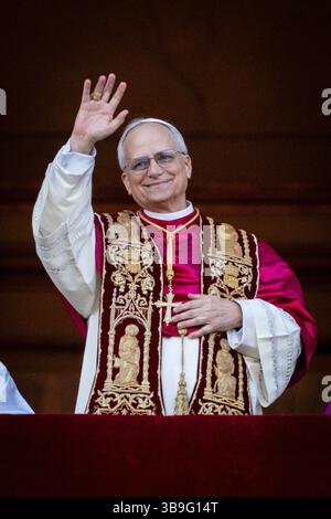 Der neu gewählte Papst Leo XIV. (Robert Franziskus Prevost) erscheint auf dem Balkon des Petersdoms in Vatikanstadt. Stockfoto