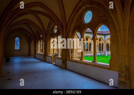 Wunderschöner Patio zur Kathedrale Collégiale de Neuchatel in der Stadt Neuchatel, Kanton Neuchatel, Schweiz. Stockfoto