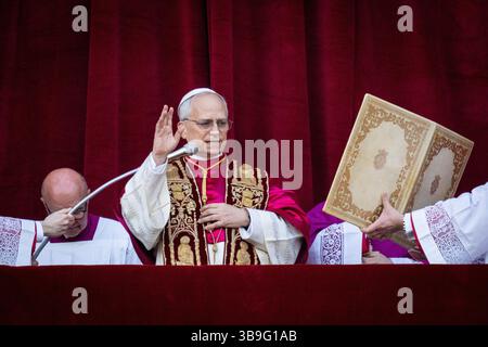 Der neu gewählte Papst Leo XIV. (Robert Franziskus Prevost) erscheint auf dem Balkon des Petersdoms in Vatikanstadt. Stockfoto