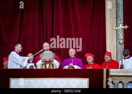 Der neu gewählte Papst Leo XIV. (Robert Franziskus Prevost) erscheint auf dem Balkon des Petersdoms in Vatikanstadt. Stockfoto