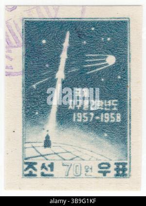 NORDKOREA, DVRK - 26. März 1958: Eine 70 Won-Briefmarke mit einem Globus, einem Kreml, einem Raketenstart und einem Sputnik. Internationales Geophysikalisches Jahr. Das International Geophysical Year (IGY) war ein internationales wissenschaftliches Projekt, das vom 1. Juli 1957 bis zum 31. Dezember 1958 dauerte. Sie markierte das Ende einer langen Periode während des Kalten Krieges, als der wissenschaftliche Austausch zwischen Ost und West ernsthaft unterbrochen worden war. 67 Länder nahmen an IGY-Projekten Teil, obwohl eine bemerkenswerte Ausnahme die Volksrepublik China war Stockfoto