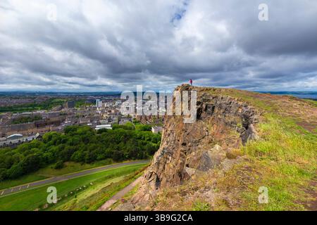 Blick im Frühling auf das Stadtzentrum von Edinburgh von Salisbury Crags. Edinburgh, Schottland, Vereinigtes Königreich, Europa. Stockfoto