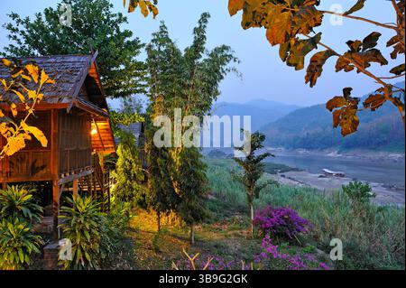 Bungalow in der Luang Say Lodge am Mekong Flussufer bei Nacht, Pakbeng, Oudomxay Provinz, Laos, Südostasien Stockfoto