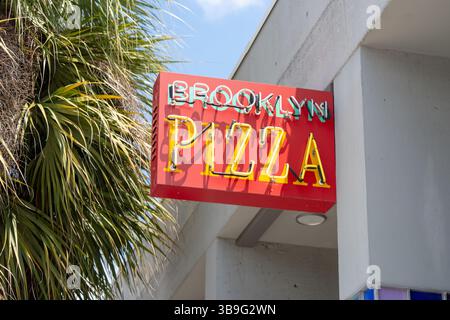 Neon Brooklyn Pizzabild in tropischer Umgebung Stockfoto