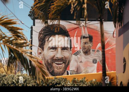 Miami, Florida, USA - 16. April 2025: Ein großes Wandbild im Miamis Stadtteil Wynwood zeigt Fußballstar Lionel Messi in einem Inter Miami Trikot. Stockfoto