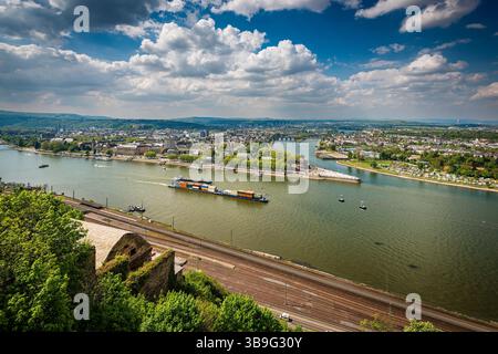 Deutsches Eck in Koblenz mit Kaiser-Wilhelm-Denkmal, von der Festung Ehrenbreitstein aus gesehen, mit der Seilbahn über den Rhein im Vordergrund, Stockfoto