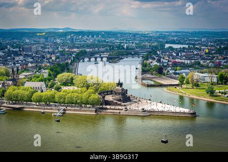 Deutsches Eck in Koblenz mit Kaiser-Wilhelm-Denkmal, von der Festung Ehrenbreitstein aus gesehen, mit der Seilbahn über den Rhein im Vordergrund, Stockfoto
