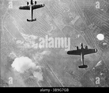 Zwei deutsche Dornier Do 17 Z Bomber über West Ham, London (UK), über Brände, die durch Bomben in der Nachbarschaft von Beckton gas anfingen zu fliegen. Stockfoto