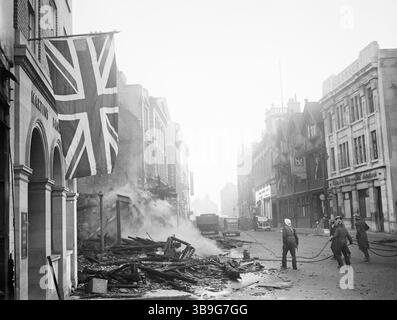 Die Union Flag hängt trotzig an einem Gebäude nach dem Luftangriff, der das Zentrum von Coventry in der Nacht vom 14/15. November 1940 verwüstete. Stockfoto