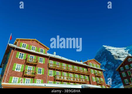 Das berühmte und historische Hotel Bellevue des Alpes auf 2061 Meter Höhe und Berggipfel der Nordwand des Eiger 3907 Meter hoch in einem sonnigen Winter D Stockfoto