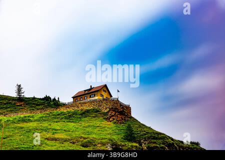 Wunderschönes Hotel am Berggipfel mit wunderschönem Himmel mit Wolken auf der Alp Grüm an einem Sommertag in Poschiavo, Bernina, Bündner, Schweiz. Stockfoto